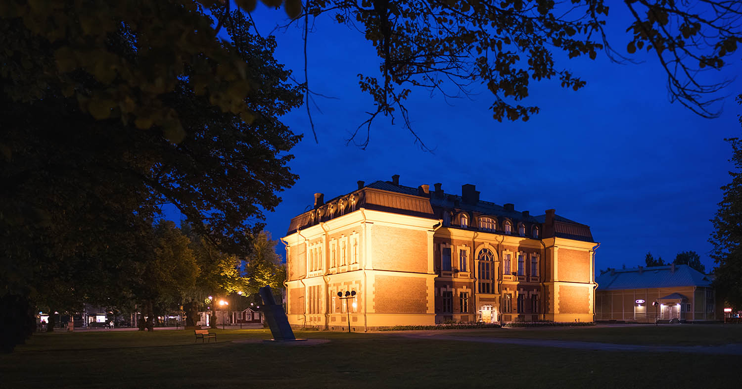 Perinne Kamppuri kunnostaa Joensuun taidemuseon ikkunoiden sisäpuitteet