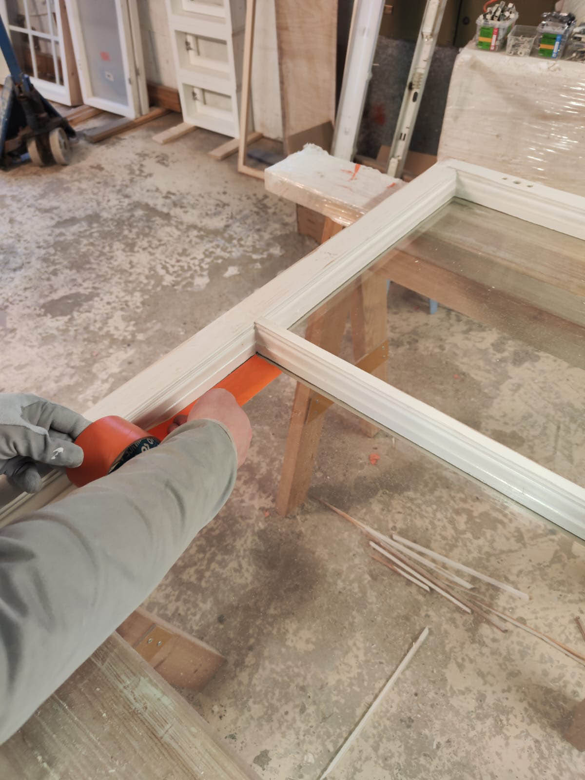 PerinneKamppuri-ikkunoiden-kunnostus Perinne Kamppuri on aloittanut Joensuun taidemuseon ikkunoiden kunnostuksen